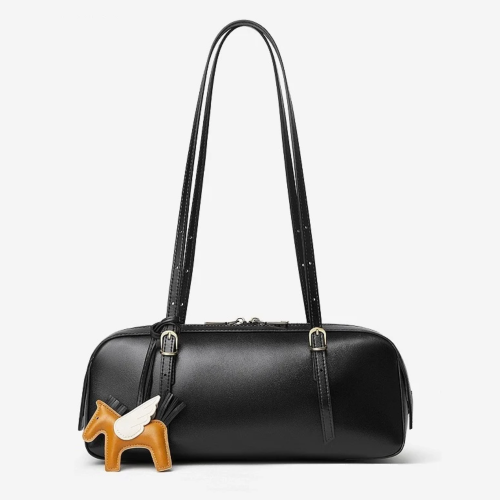 Czarna skórzana torebka damska. Model inspirowany klasycznym fasonem bowling bag, wykonany z naturalnej skóry licowej.