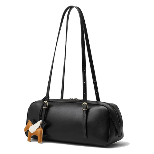 Czarna skórzana torebka damska typu baguette o wydłużonej, eleganckiej formie inspirowanej fasonem bowling bag łączy minimalistyczny design z subtelnym retro charakterem.