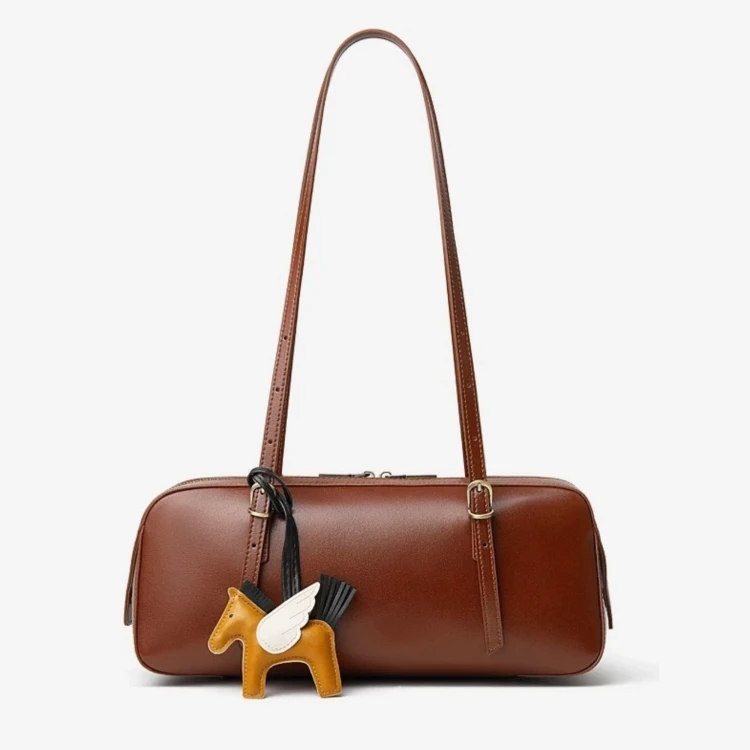 Skórzana torebka damska w eleganckim kasztanowym odcieniu brązu. Model inspirowany klasycznym fasonem bowling bag, wykonany z naturalnej skóry licowej.