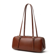 Skórzana torebka damska w eleganckim kasztanowym odcieniu brązu. Kształt torebki nawiązuje do klasycznych modeli bowling bag oraz baguette.