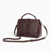 Brązowa skórzana torebka kuferek Maroon z naturalnej skóry. Dwa wymienne paski – skórzany i szeroki tekstylny. Elegancki i praktyczny model.