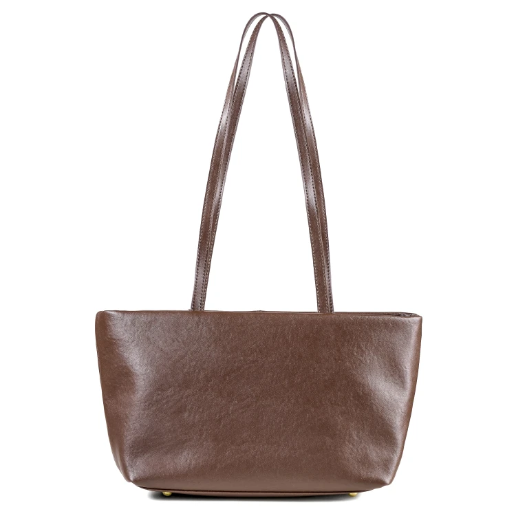 Torba z naturalnej skóry typu shopper z długim i krótkim uchwytem oraz ozdobną minimalistyczna zawieszką z przodu