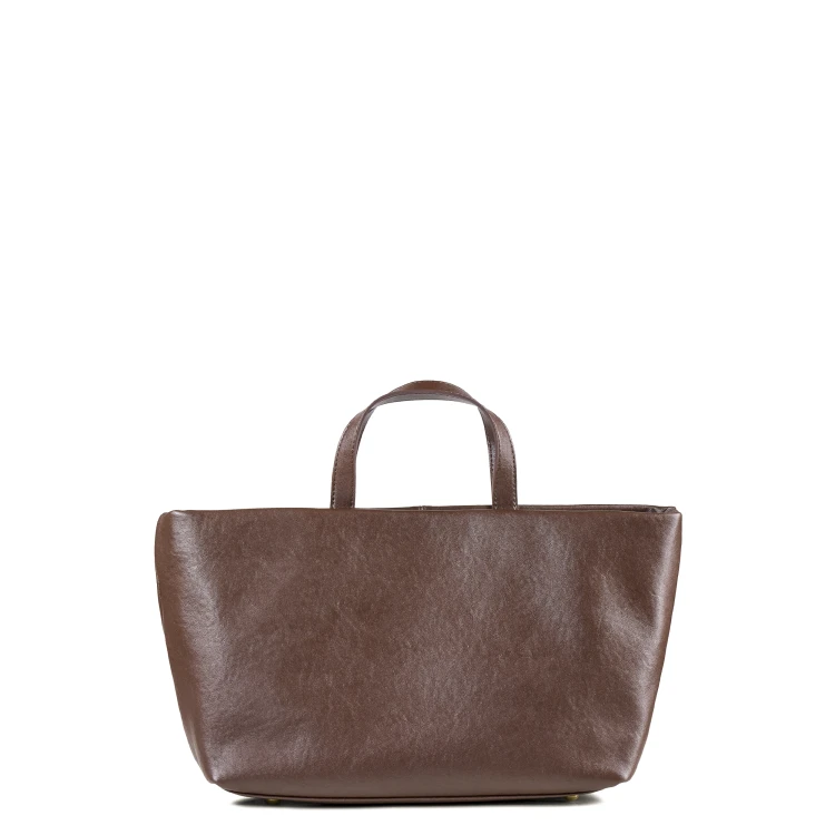 Torba z naturalnej skóry typu shopper z długim i krótkim uchwytem oraz ozdobną minimalistyczna zawieszką z przodu
