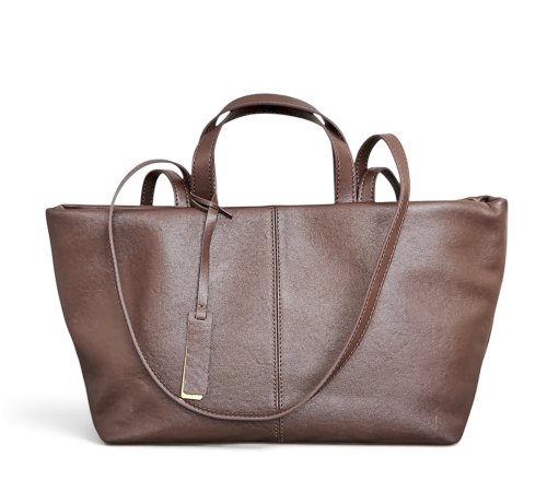Torba z naturalnej skóry typu shopper z długim i krótkim uchwytem oraz ozdobną minimalistyczna zawieszką z przodu