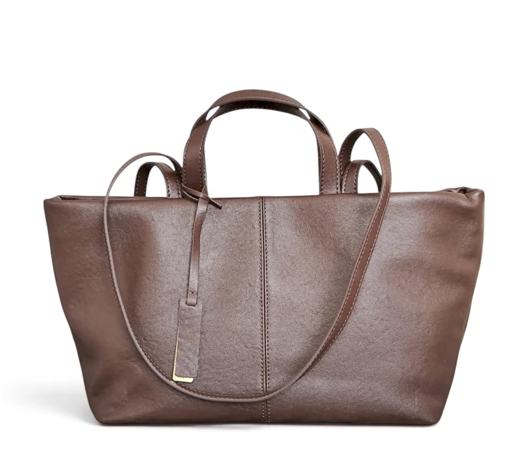 Torba z naturalnej skóry typu shopper z długim i krótkim uchwytem oraz ozdobną minimalistyczna zawieszką z przodu