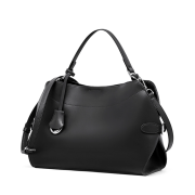 Czarna skórzana torebka damska z naturalnej skóry bydlęcej. Rączka, regulowany pasek, wnętrze z kieszeniami i wyjmowaną saszetką. Do ręki, na ramię i crossbody.