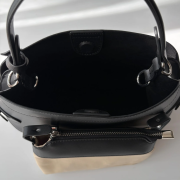 Czarna skórzana torebka damska z naturalnej skóry bydlęcej. Rączka, regulowany pasek, wnętrze z kieszeniami i wyjmowaną saszetką. Do ręki, na ramię i crossbody. Wnętrze.