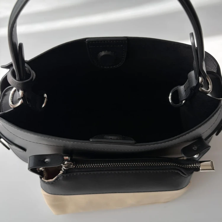 Czarna skórzana torebka damska z naturalnej skóry bydlęcej. Rączka, regulowany pasek, wnętrze z kieszeniami i wyjmowaną saszetką. Do ręki, na ramię i crossbody. Wnętrze.