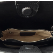 Czarna skórzana torebka damska z naturalnej skóry bydlęcej. Rączka, regulowany pasek, wnętrze z kieszeniami i wyjmowaną saszetką. Do ręki, na ramię i crossbody. Wnętrze.