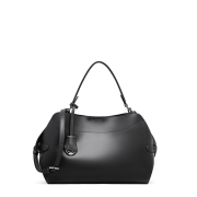 Czarna skórzana torebka damska z naturalnej skóry bydlęcej. Rączka, regulowany pasek, wnętrze z kieszeniami i wyjmowaną saszetką. Do ręki, na ramię i crossbody.