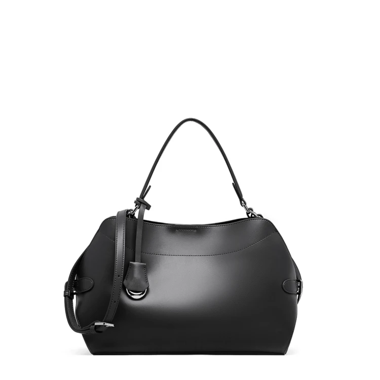 Czarna skórzana torebka damska z naturalnej skóry bydlęcej. Rączka, regulowany pasek, wnętrze z kieszeniami i wyjmowaną saszetką. Do ręki, na ramię i crossbody.