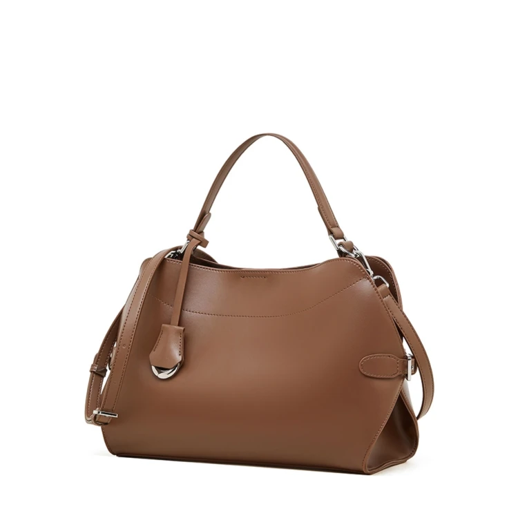Brązowa skórzana torebka damska z naturalnej skóry bydlęcej. Rączka, regulowany pasek, wyjmowana saszetka i pojemne wnętrze. Do ręki, na ramię i crossbody.