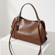 Brązowa skórzana torebka damska z naturalnej skóry bydlęcej. Rączka, regulowany pasek, wyjmowana saszetka i pojemne wnętrze. Do ręki, na ramię i crossbody.