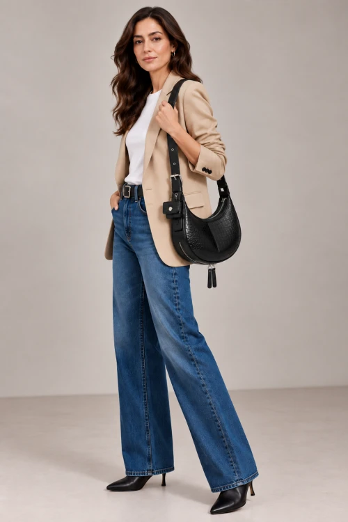 Versono Luna Black to czarna torebka ze skóry naturalnej z eleganckim tłoczeniem croco i regulowanym paskiem na ramię. Model.