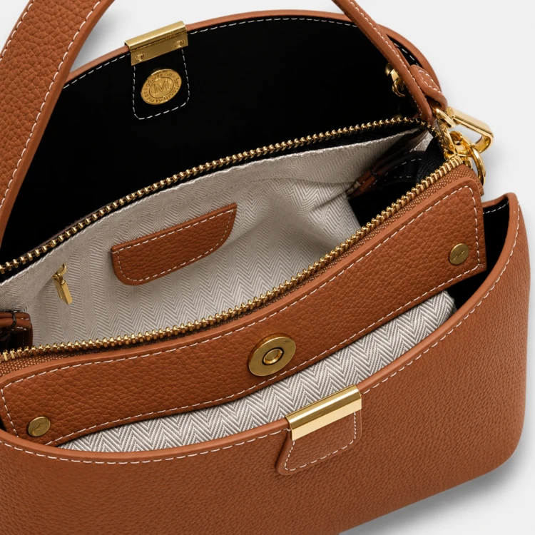 Wnętrze skórzanego kuferka Caramel Brown z trzema komorami