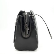 Czarny kuferek ze skóry bydlęcej top grain leather. Sztywna forma, miejski charakter, minimalistyczne detale i ponadczasowa elegancja do codziennych stylizacji.