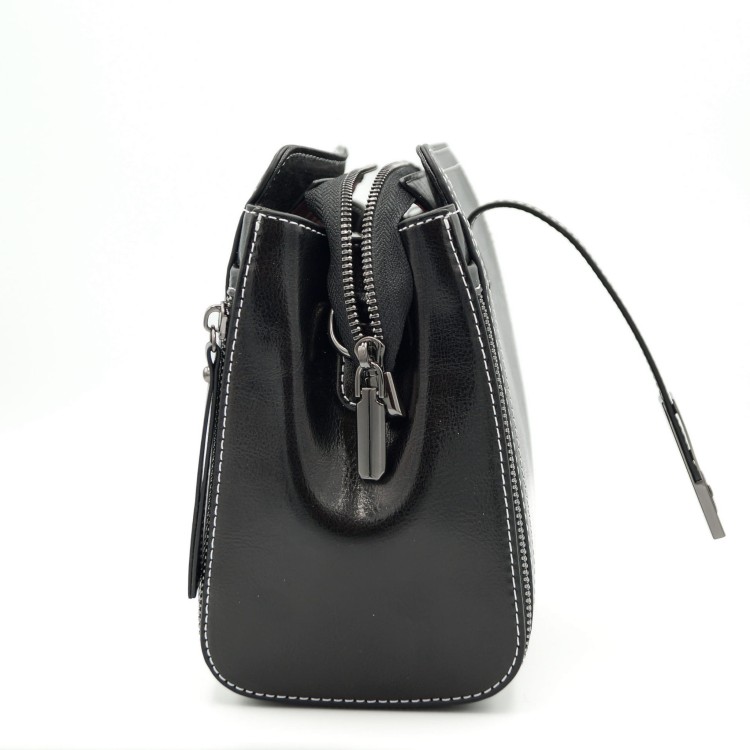 Czarny kuferek ze skóry bydlęcej top grain leather. Sztywna forma, miejski charakter, minimalistyczne detale i ponadczasowa elegancja do codziennych stylizacji.