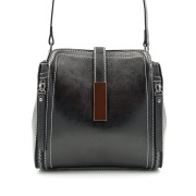 Czarny kuferek ze skóry bydlęcej top grain leather. Sztywna forma, miejski charakter, minimalistyczne detale i ponadczasowa elegancja do codziennych stylizacji.