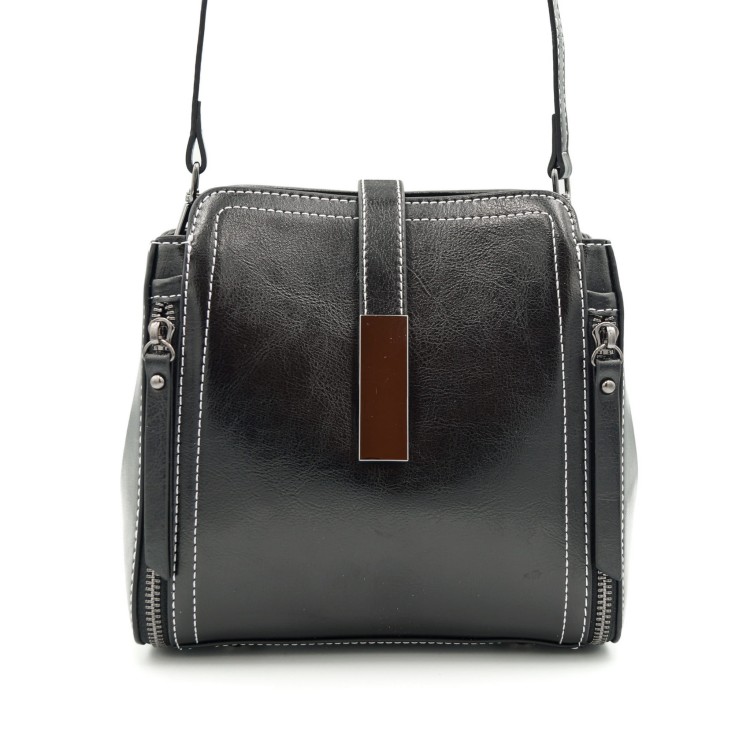Czarny kuferek ze skóry bydlęcej top grain leather. Sztywna forma, miejski charakter, minimalistyczne detale i ponadczasowa elegancja do codziennych stylizacji.