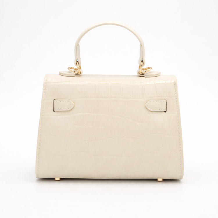 Sztywna forma i minimalistyczny design kremowej torebki mini