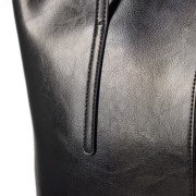 czarna torba skórzana typu shopper, duża i pojemna, zamykana na suwak. Detal