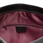 czarna torba skórzana typu shopper, duża i pojemna, zamykana na suwak. Wnętrze