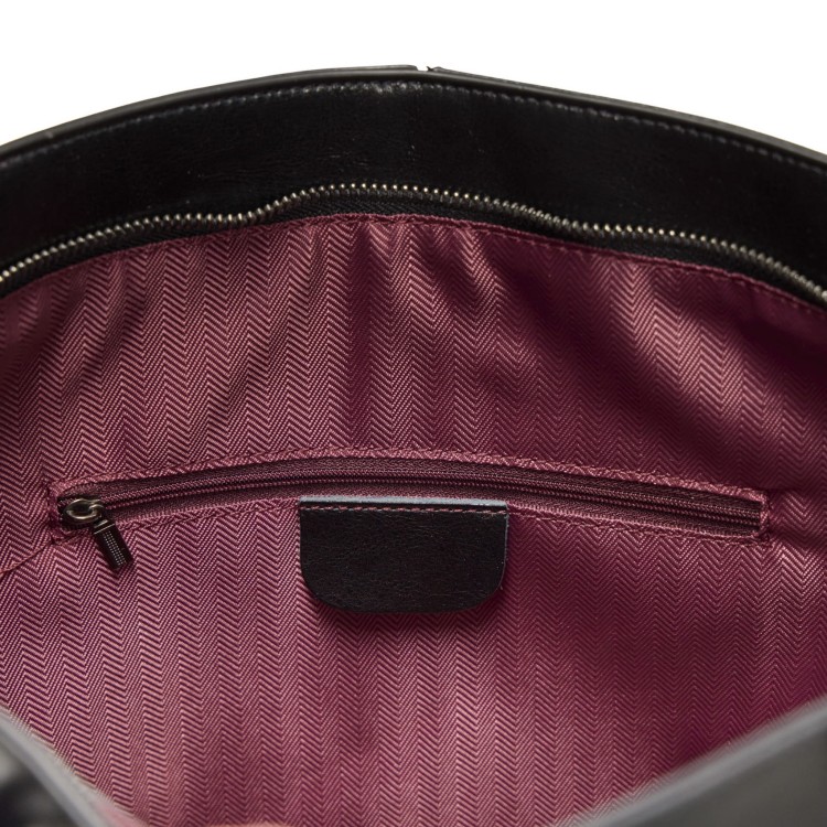 czarna torba skórzana typu shopper, duża i pojemna, zamykana na suwak. Wnętrze