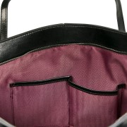 czarna torba skórzana typu shopper, duża i pojemna, zamykana na suwak. Wnętrze