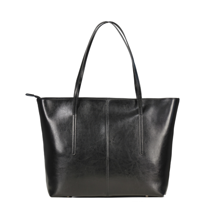 czarna torba skórzana typu shopper, duża i pojemna, zamykana na suwak.