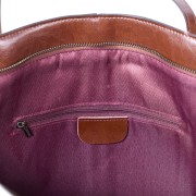 brązowa torba skórzana typu shopper, duża i pojemna, zamykana na suwak. Wnętrze.