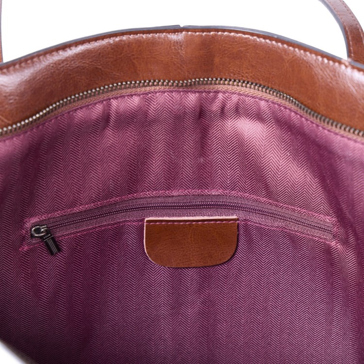 brązowa torba skórzana typu shopper, duża i pojemna, zamykana na suwak. Wnętrze.