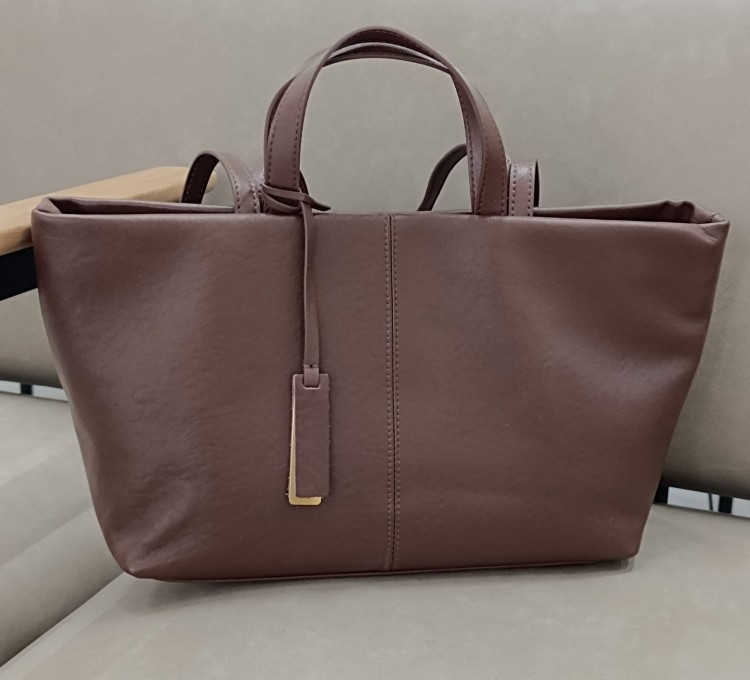 Skórzana torba shopper Versono Coffee z naturalnej skóry licowej z długim i krótszym uchwytem.
