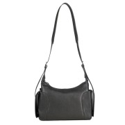 Elegancka czarna torebka damska wykonana z naturalnej skóry. Klasyczny fason typu shoulder bag z regulowanym paskiem do noszenia na ramieniu.
