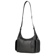 Elegancka czarna torebka damska wykonana z naturalnej skóry. Klasyczny fason typu shoulder bag z regulowanym paskiem do noszenia na ramieniu.