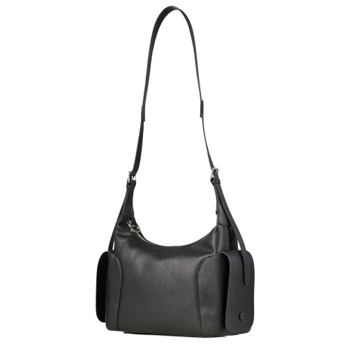 Elegancka czarna torebka damska wykonana z naturalnej skóry. Klasyczny fason typu shoulder bag z regulowanym paskiem do noszenia na ramieniu.