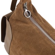Brązowa zamszowa torebka damska typu shoulder bag zapinana na suwak.