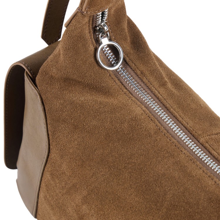 Brązowa zamszowa torebka damska typu shoulder bag zapinana na suwak.
