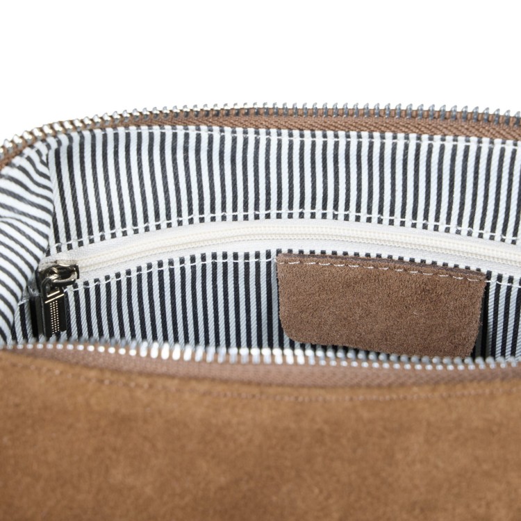 Brązowa zamszowa torebka damska typu shoulder bag zapinana na suwak. Praktyczne wnętrze.