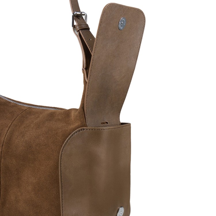Brązowa zamszowa torebka damska typu shoulder bag zapinana na suwak.