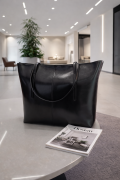 czarna torba skórzana typu shopper, duża i pojemna, zamykana na suwak.