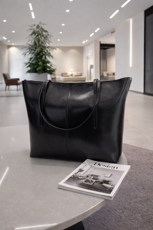 czarna torba skórzana typu shopper, duża i pojemna, zamykana na suwak.