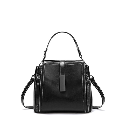 Czarny kuferek ze skóry bydlęcej top grain leather. Sztywna forma, miejski charakter, minimalistyczne detale i ponadczasowa elegancja do codziennych stylizacji.