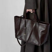 Damska skórzana torebka ciemnobrązowa typu shopper. Duża, wykonana z miękkiej, najwyższej jakości skóry bydlęcej. Uchwyt na ramię i do ręki.