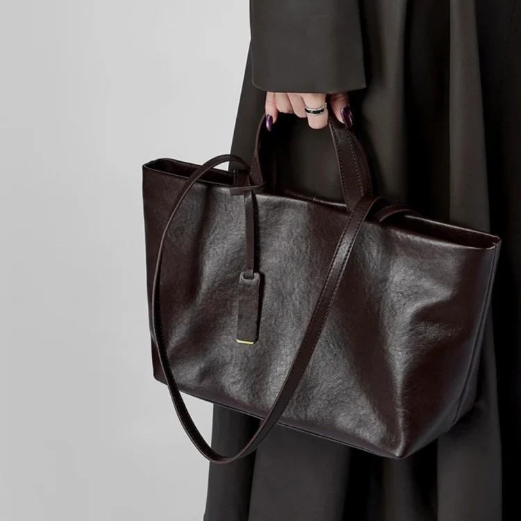 Damska skórzana torebka ciemnobrązowa typu shopper. Duża, wykonana z miękkiej, najwyższej jakości skóry bydlęcej. Uchwyt na ramię i do ręki.