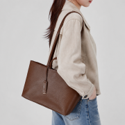 Skórzana torba shopper Versono Coffee z naturalnej skóry licowej z długim i krótszym uchwytem.