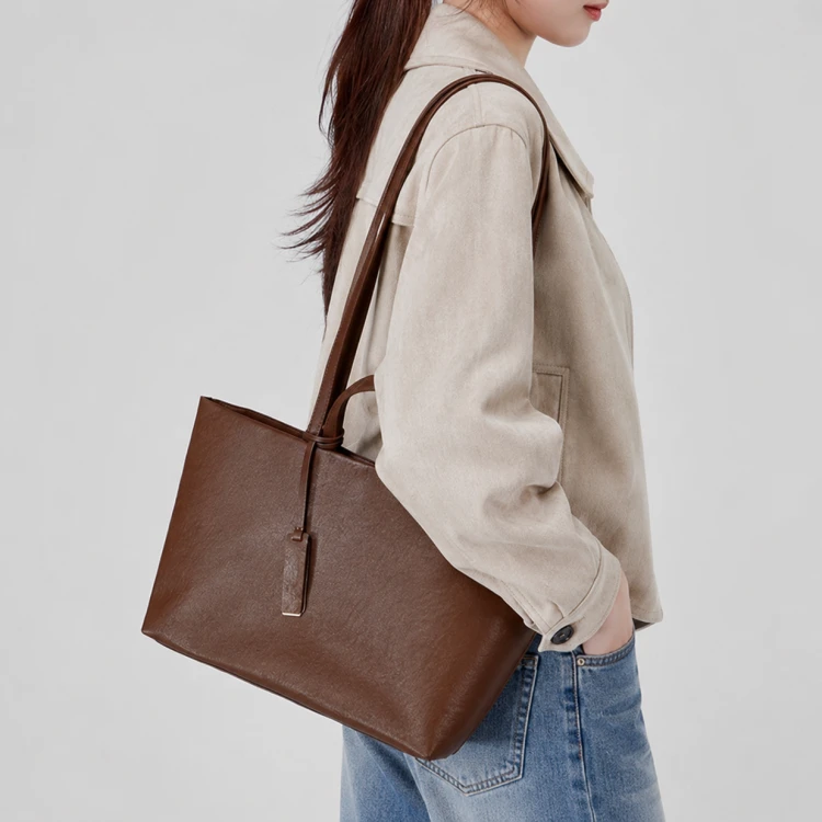 Skórzana torba shopper Versono Coffee z naturalnej skóry licowej z długim i krótszym uchwytem.