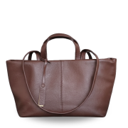 Torba z naturalnej skóry typu shopper z długim i krótkim uchwytem oraz ozdobną minimalistyczna zawieszką z przodu