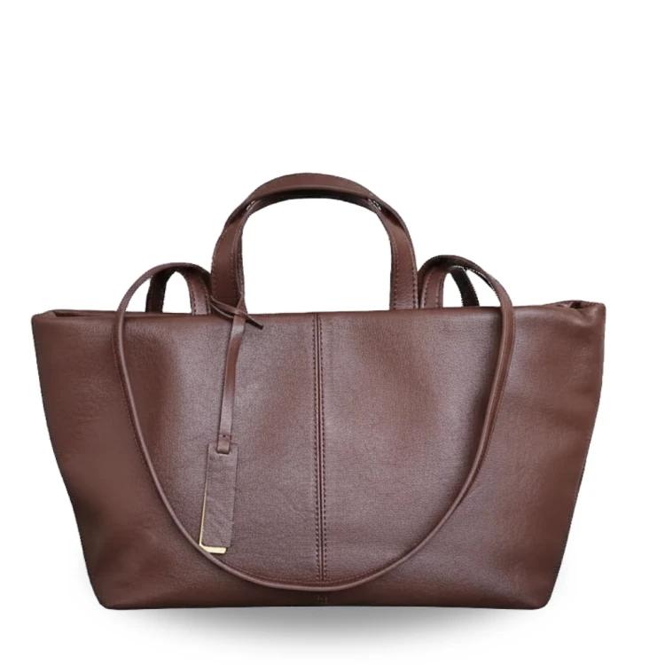 Torba z naturalnej skóry typu shopper z długim i krótkim uchwytem oraz ozdobną minimalistyczna zawieszką z przodu