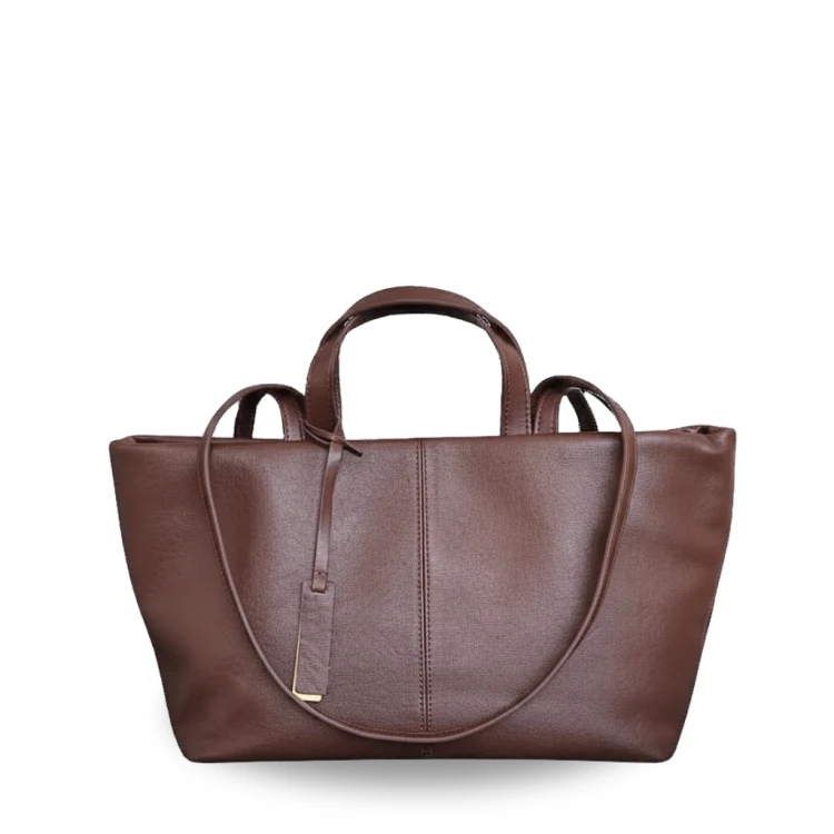 Torba z naturalnej skóry typu shopper z długim i krótkim uchwytem oraz ozdobną minimalistyczna zawieszką z przodu