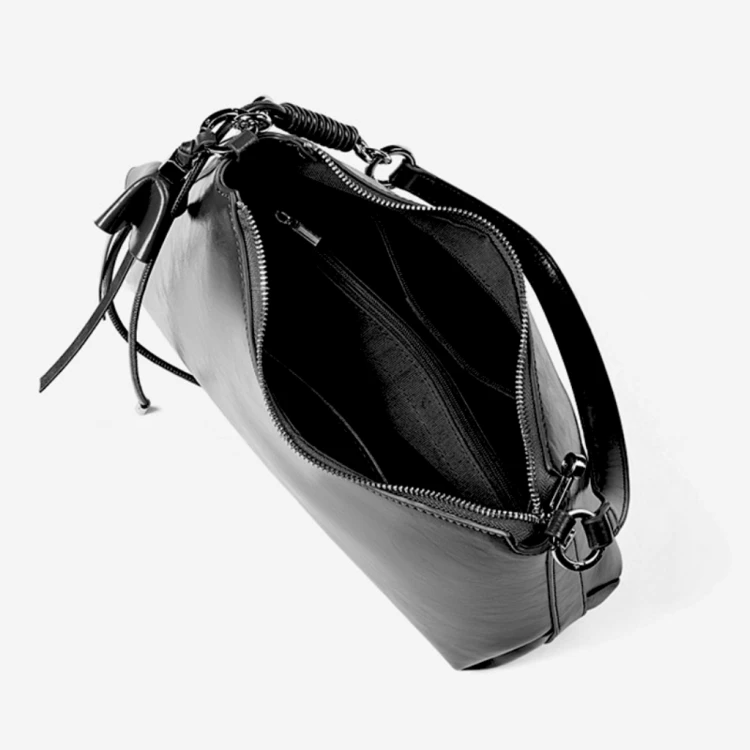 Wnętrze czarnej skórzanej torebki Muse Black. Komora główna i i kieszonki.